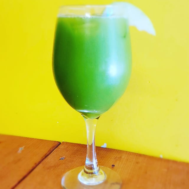 Kale Mango & Green Apple Juice.